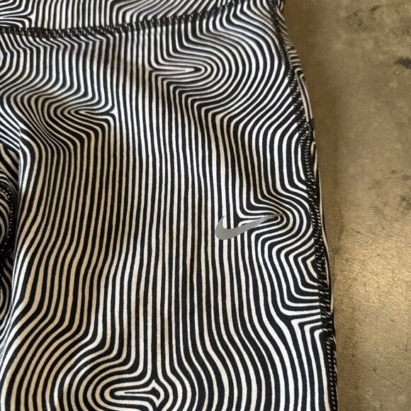 Nike Dri Fit Cropped Legging Striped Geometric S Black White Workout Gym Running - Picture 2 of 15